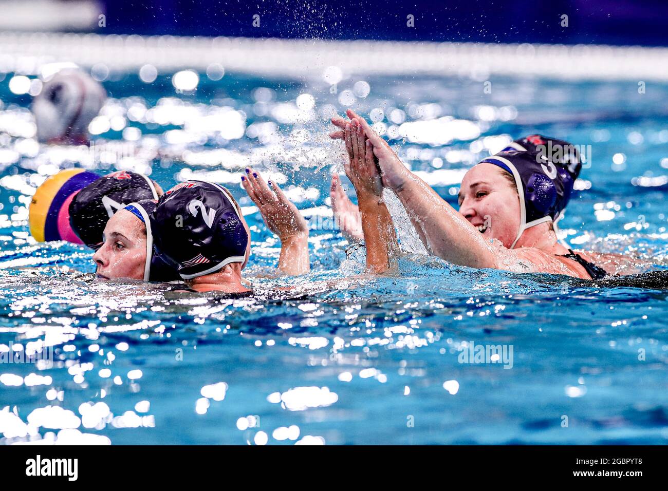 TOKYO, JAPON - 5 AOÛT : Équipe États-Unis célébrant la victoire, Madeline Musselman des États-Unis, Melissa Seidemann des États-Unis lors du tournoi de water-polo olympique de Tokyo 2020, match semi-fin entre l'équipe ROC et l'équipe États-Unis au Tatsumi Waterpolo Centre le 5 août 2021 à Tokyo, Japon (photo de Marcel ter Pals/Orange Pictures) Banque D'Images