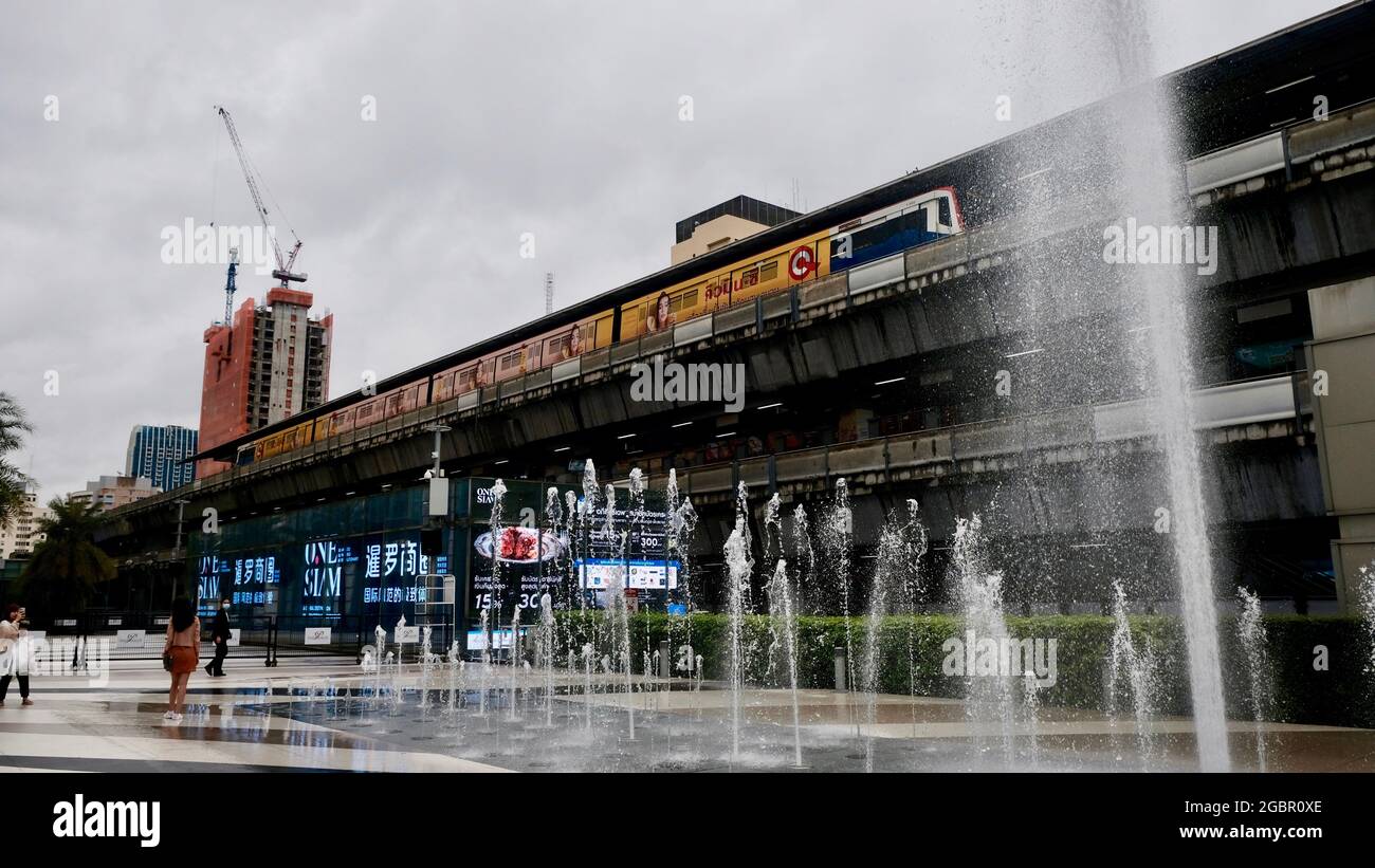 BTS Skytrain Station Siam Square Bangkok Thaïlande vue depuis Siam Paragon Plaza Banque D'Images