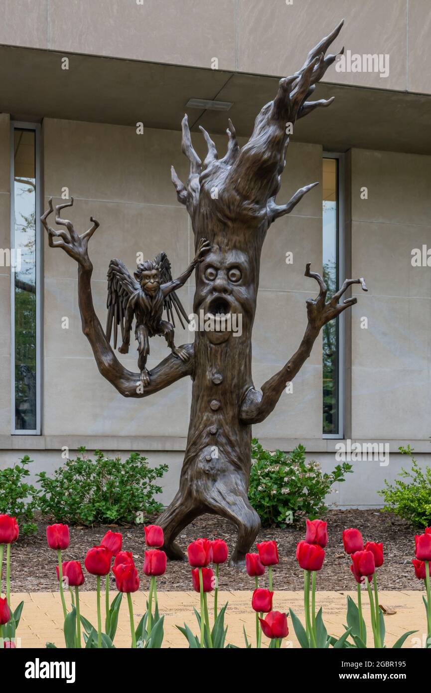 Assistant de Oz Flying Monkey et Flying Tree statues (L. Le « merveilleux magicien de Oz » de Frank Baum à la Herrick Library, aux pays-Bas, au Michigan. Studios Brodin Banque D'Images