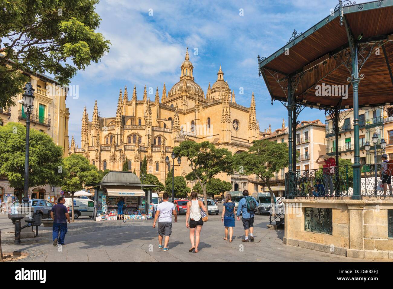 La cathédrale gothique vue de l'autre côté de la Plaza Mayor, Segovia, province de Segovia, Castille et Leon, Espagne. La vieille ville de Ségovie et son aqueduc sont un Banque D'Images