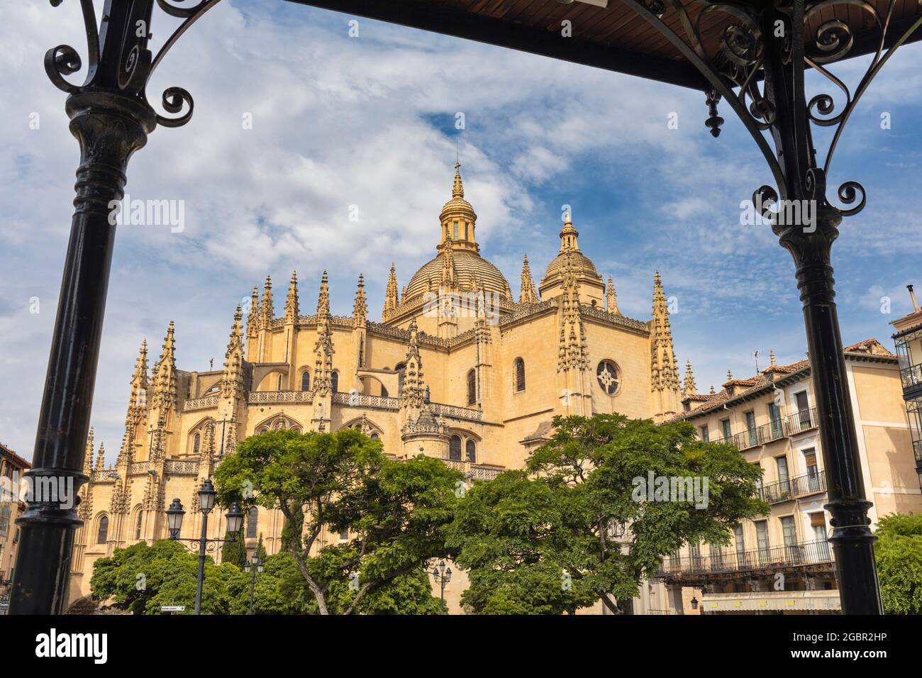 La cathédrale gothique vue de l'autre côté de la Plaza Mayor, Segovia, province de Segovia, Castille et Leon, Espagne. La vieille ville de Ségovie et son aqueduc sont un Banque D'Images