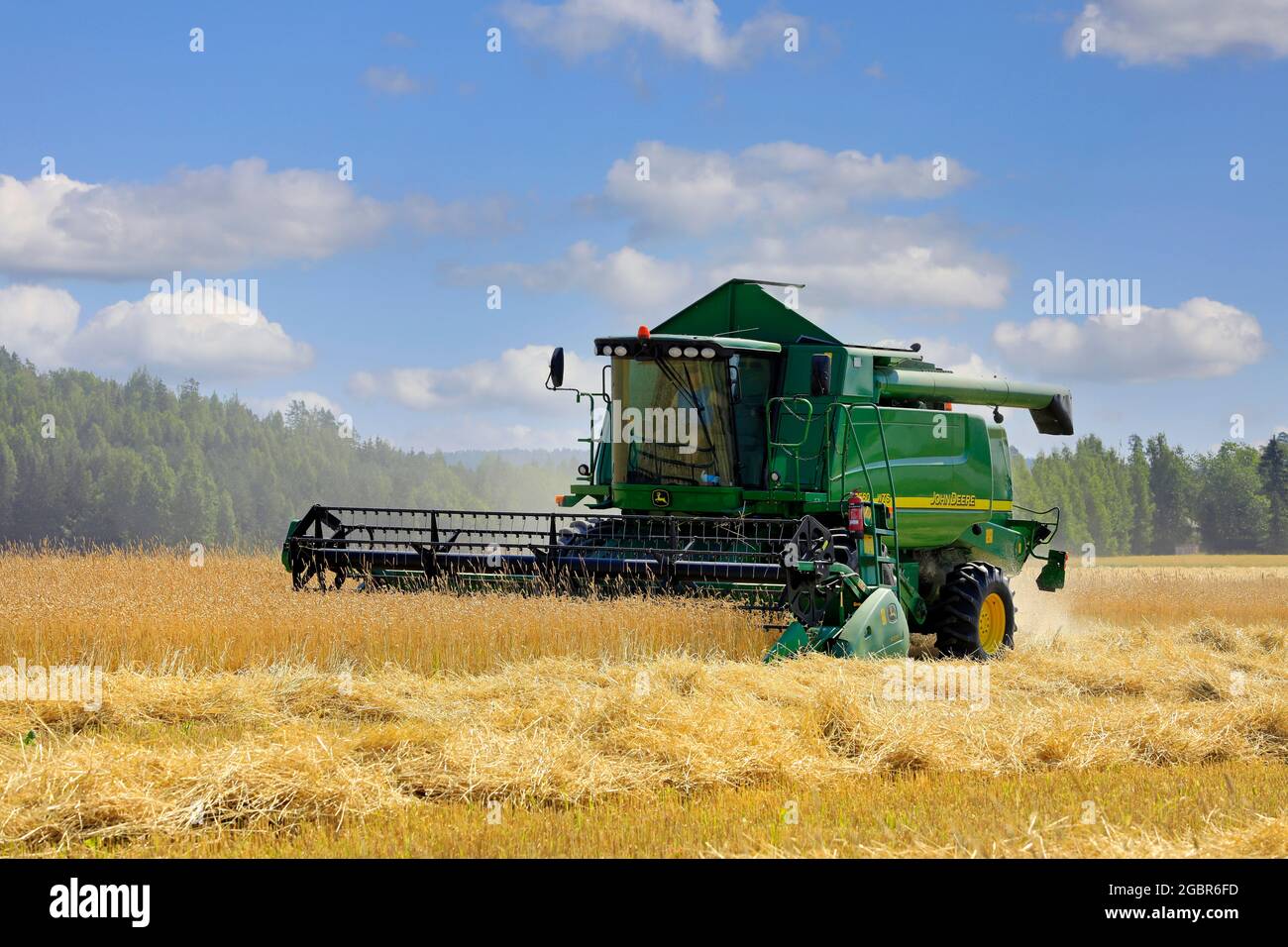 Moissonneuse-batteuse John Deere 9560i WTS récolte du blé le beau jour de juillet. La saison de récolte commence au début de 2021. Salo, Finlande. 25 juillet 21. Banque D'Images