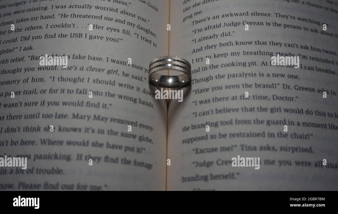 anneau reflétant un coeur sur le livre. Banque D'Images