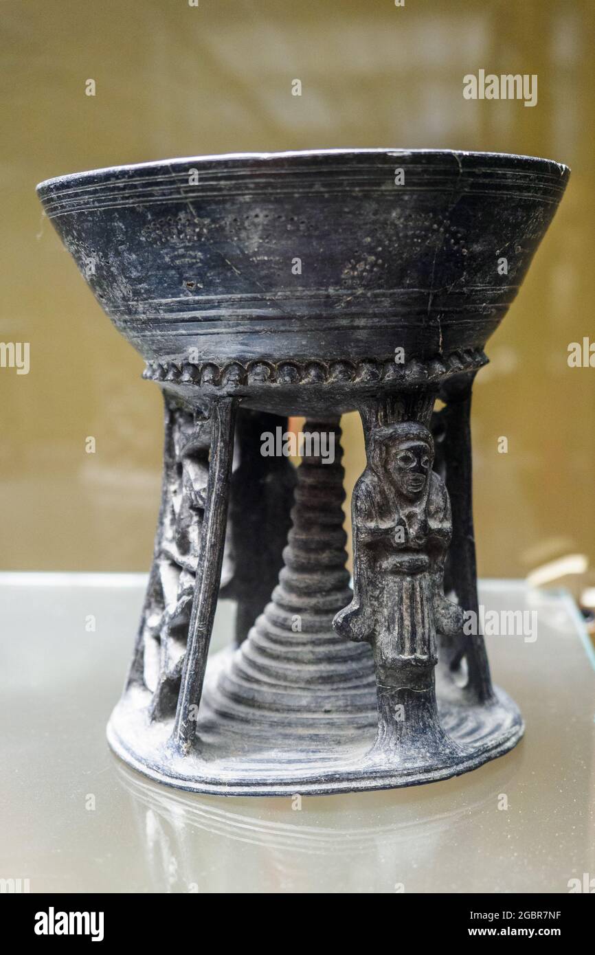 Gobelets de Bucchero tétrapodes (6e cent. BC) - Musée archéologique national de Tarquinia, Italie Banque D'Images