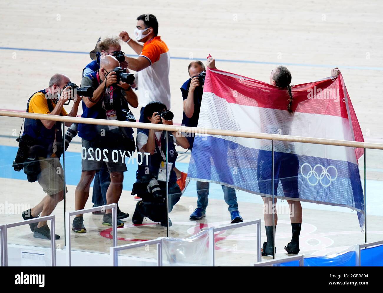 Shanne Braspennincx (à droite), pays-Bas, célèbre l'or lors de la finale du Keirin féminin à l'Izu Velodrome le treizième jour des Jeux Olympiques de Tokyo en 2020 au Japon. Date de la photo: Jeudi 5 août 2021. Banque D'Images