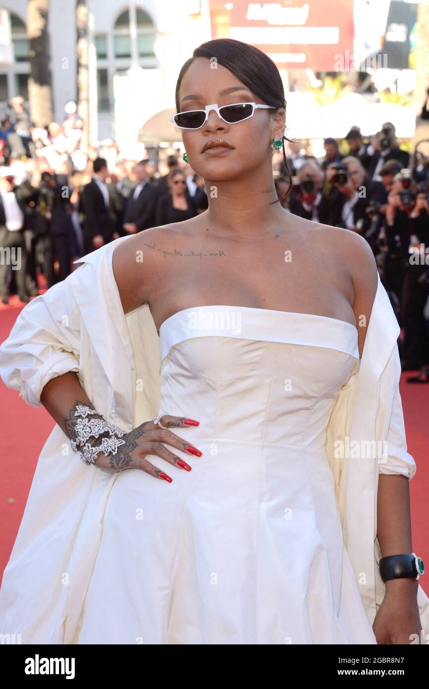 Photo du dossier datée du 19 mai 2017 de Rihanna assistant à la projection d'Okja dans le cadre du 70e Festival de Cannes, France. Robyn 'Rihanna' Fenty est officiellement milliardaire, selon Forbes. Le magazine d'affaires, qui suit et publie des données sur les individus les plus riches du monde, a rapporté mercredi la valeur nette estimée de la pop star de 33 ans à 1.7 milliards de dollars, faisant d'elle la musicienne la plus riche et la deuxième femme la plus riche en divertissement derrière Oprah Winfrey. Photo d'Aurore Marechal/ABACAPRESS.COM Banque D'Images