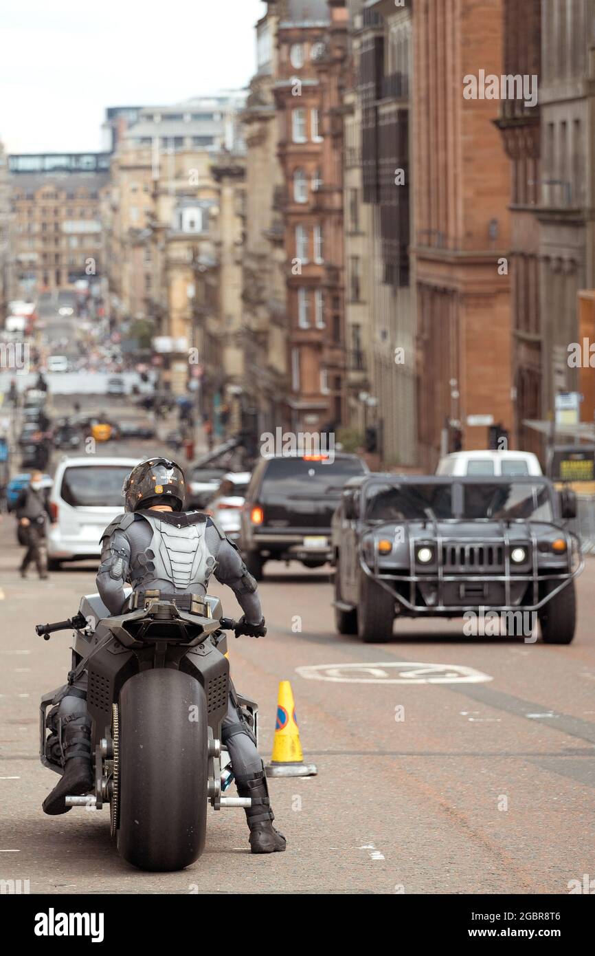 Batman à Glasgow pendant le tournage du Flash au centre-ville de Glasgow, le 31 juillet 2021. Le pilote de cascades Rick English sur le Bat Bike Banque D'Images