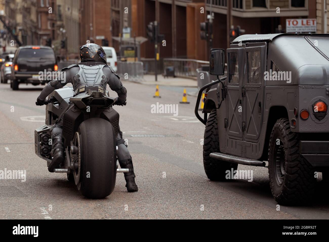 Batman à Glasgow pendant le tournage du Flash au centre-ville de Glasgow, le 31 juillet 2021. Le pilote de cascades Rick English sur le Bat Bike Banque D'Images