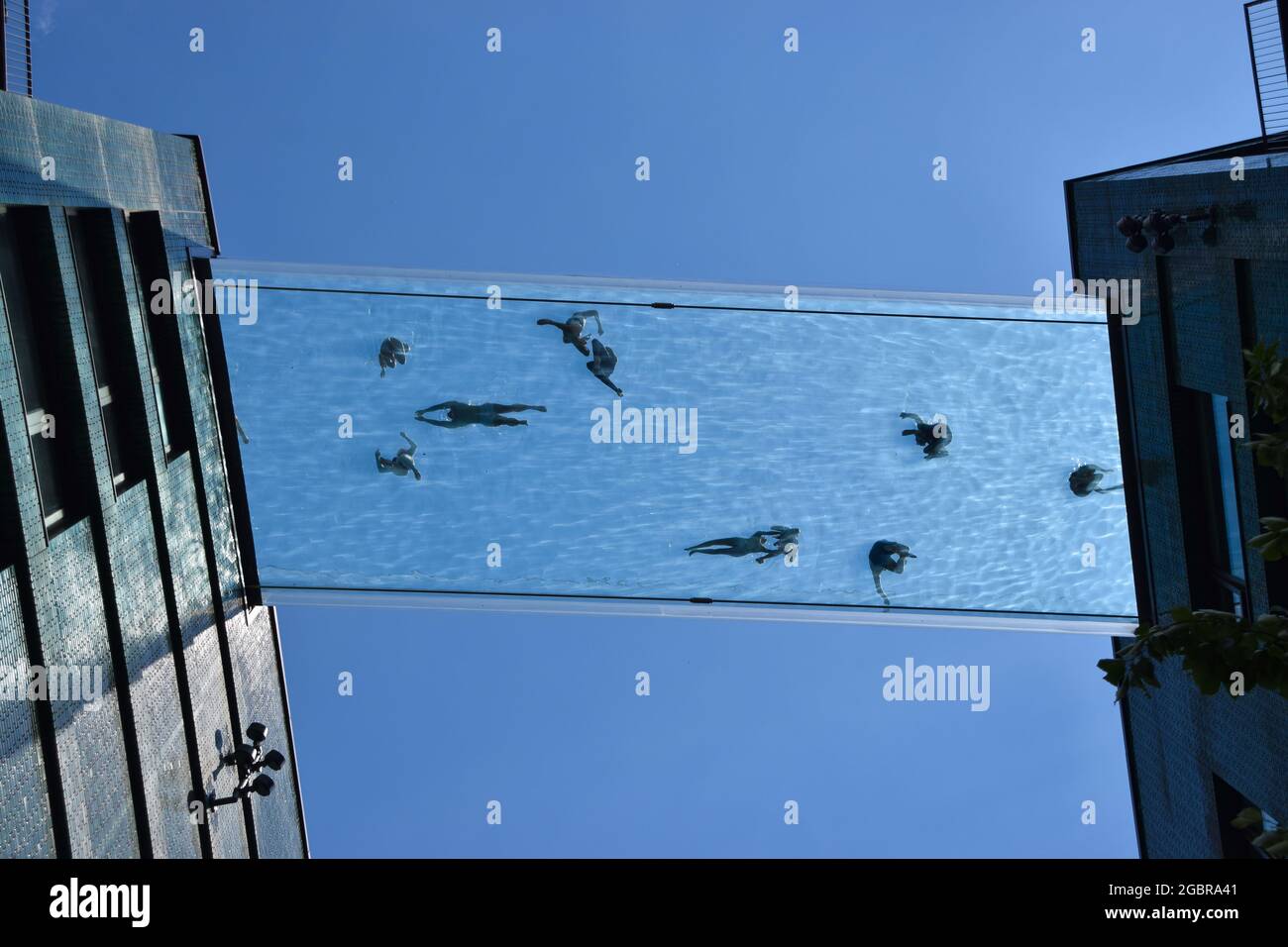Londres, Royaume-Uni. 5 juin 2021. Personnes dans la nouvelle piscine Sky Pool, une piscine suspendue à 35 mètres au-dessus du sol entre deux immeubles d'appartements à côté de l'ambassade américaine dans neuf Elms. Considéré comme la première piscine du genre au monde, il est ouvert aux résidents seulement. Banque D'Images