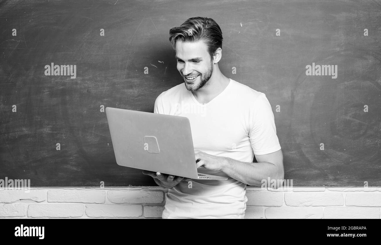 Technologie numérique. Surfer sur Internet. Communications en ligne. Programmation développement web. Concept numérique. Les étudiants apprennent le monde numérique. Professeur d'école Banque D'Images