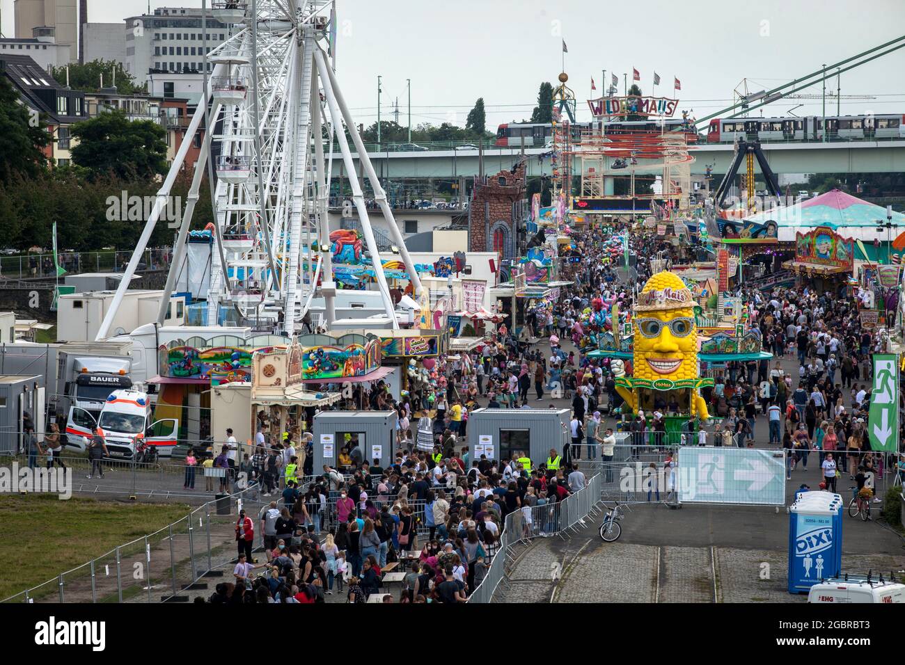 Les gens attendant dans la file d'attente, conforme Corona, pour entrer dans le Funfair, le parc d'attractions temporaire Happy Colonia, sur les rives du Rhin à Deutz, C Banque D'Images