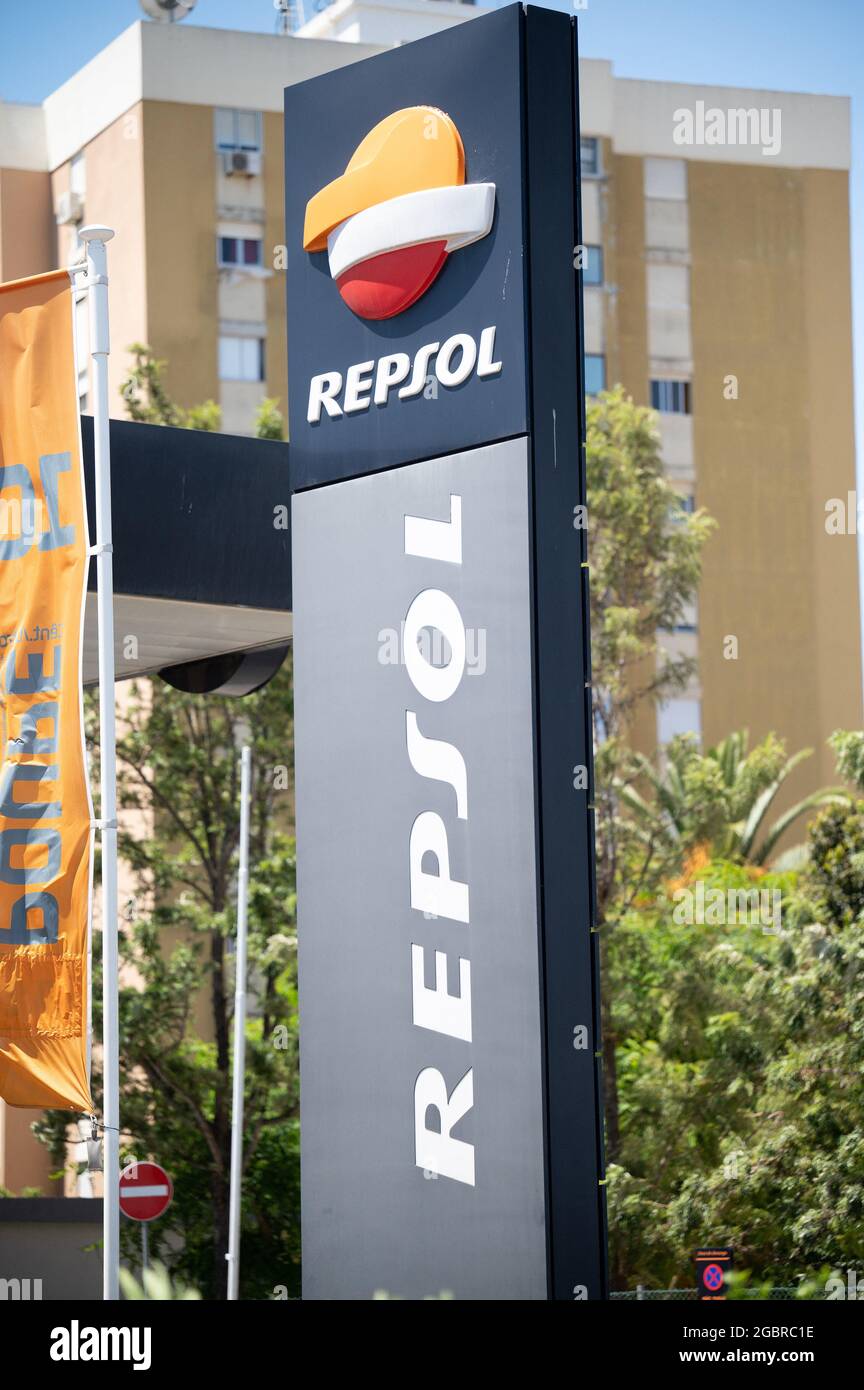 Une enseigne de REPSOL (Station essence), le 27 juillet 2021 à Lisbonne ...