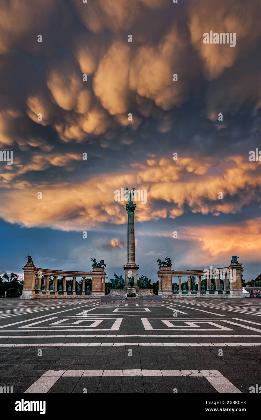 Budapest, Hongrie - des mammatus uniques survoguent le monument du millénaire de la place des héros à Budapest après un orage violent au coucher du soleil de l'après-midi d'été Banque D'Images