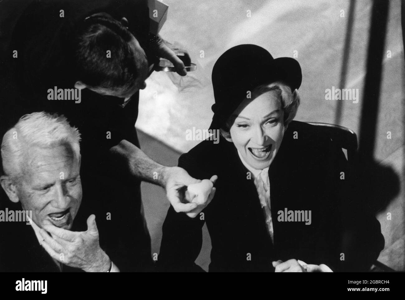 SPENCER TRACY et MARLENE DIETRICH (se faisant ajuster son maquillage par Make-Up Man) sur le tournage de jugement À NUREMBERG 1961 réalisateur STANLEY KRAMER basé sur une histoire originale d'Abby Mann Gowns pour Miss Dietrich par Jean Louis musique Ernest Gold Roxlom films Inc / United Artists Banque D'Images