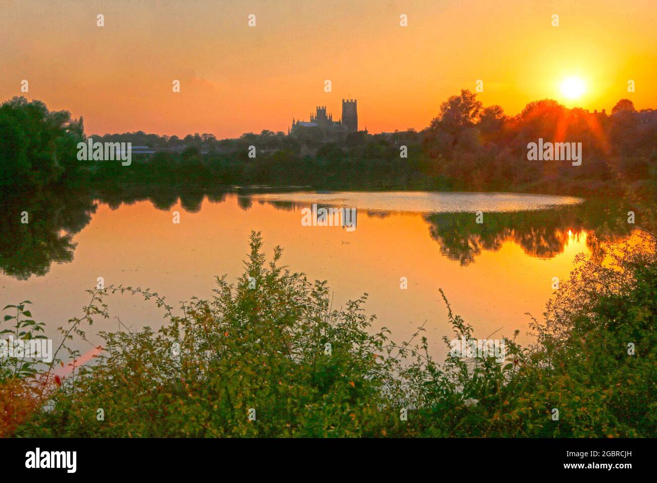 Ely, Cambridgeshire, Royaume-Uni. 5 août 2021. Le soleil se couche sur la cathédrale d'Ely, Cambridgeshire. Crédit : Jason Mitchell/Alay Live News. Banque D'Images