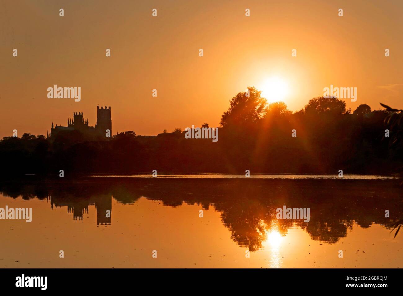 Ely, Cambridgeshire, Royaume-Uni. 5 août 2021. Le soleil se couche sur la cathédrale d'Ely, Cambridgeshire. Crédit : Jason Mitchell/Alay Live News. Banque D'Images
