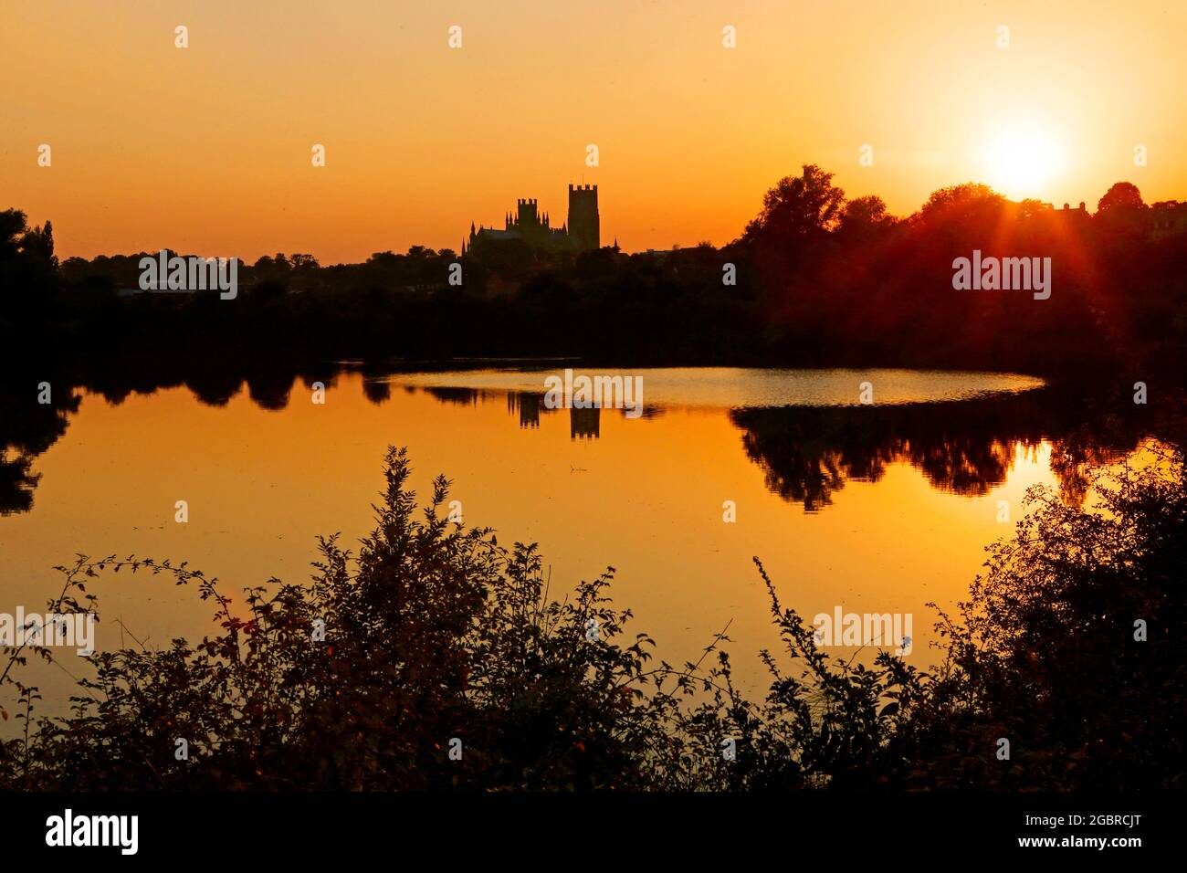 Ely, Cambridgeshire, Royaume-Uni. 5 août 2021. Le soleil se couche sur la cathédrale d'Ely, Cambridgeshire. Crédit : Jason Mitchell/Alay Live News. Banque D'Images