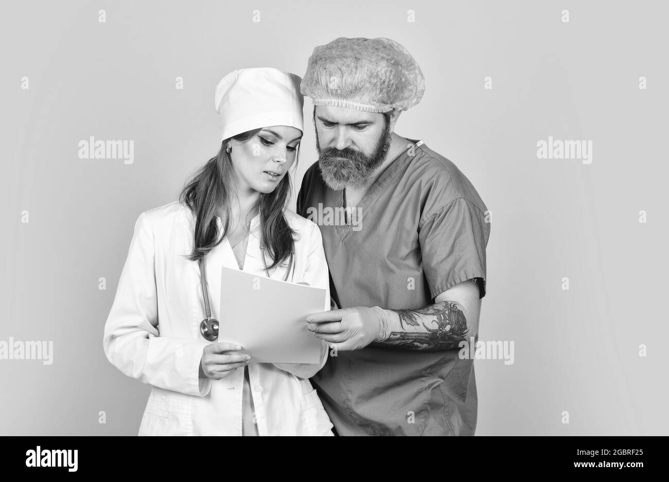 qu'en pensez-vous ? étudiez le dossier médical du patient. faites un diagnostic. médecin de service discutez du diagnostic. consultation. thérapeute rédigeant une ordonnance Banque D'Images