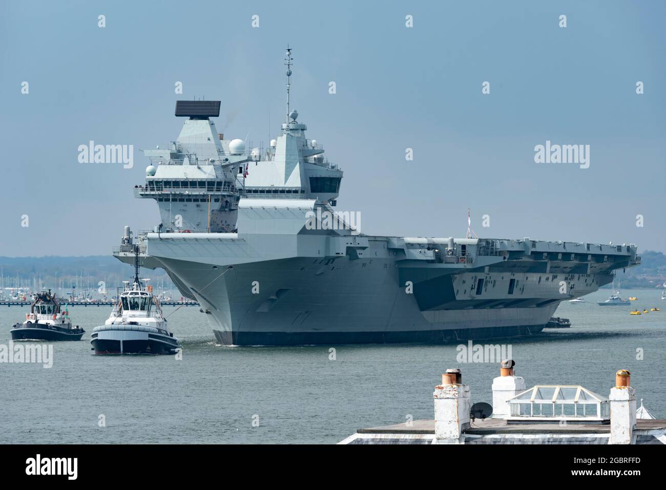 HMS Prince de Galles quittant Portsmouth Harbour Banque D'Images