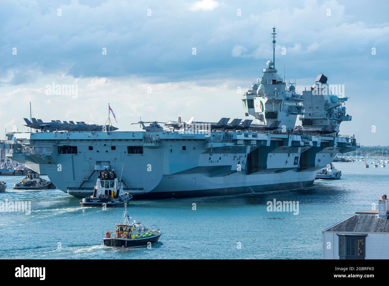 Le HMS Queen Elizabeth arrive au port de Portsmouth avec un avion F35 sur le pont Banque D'Images