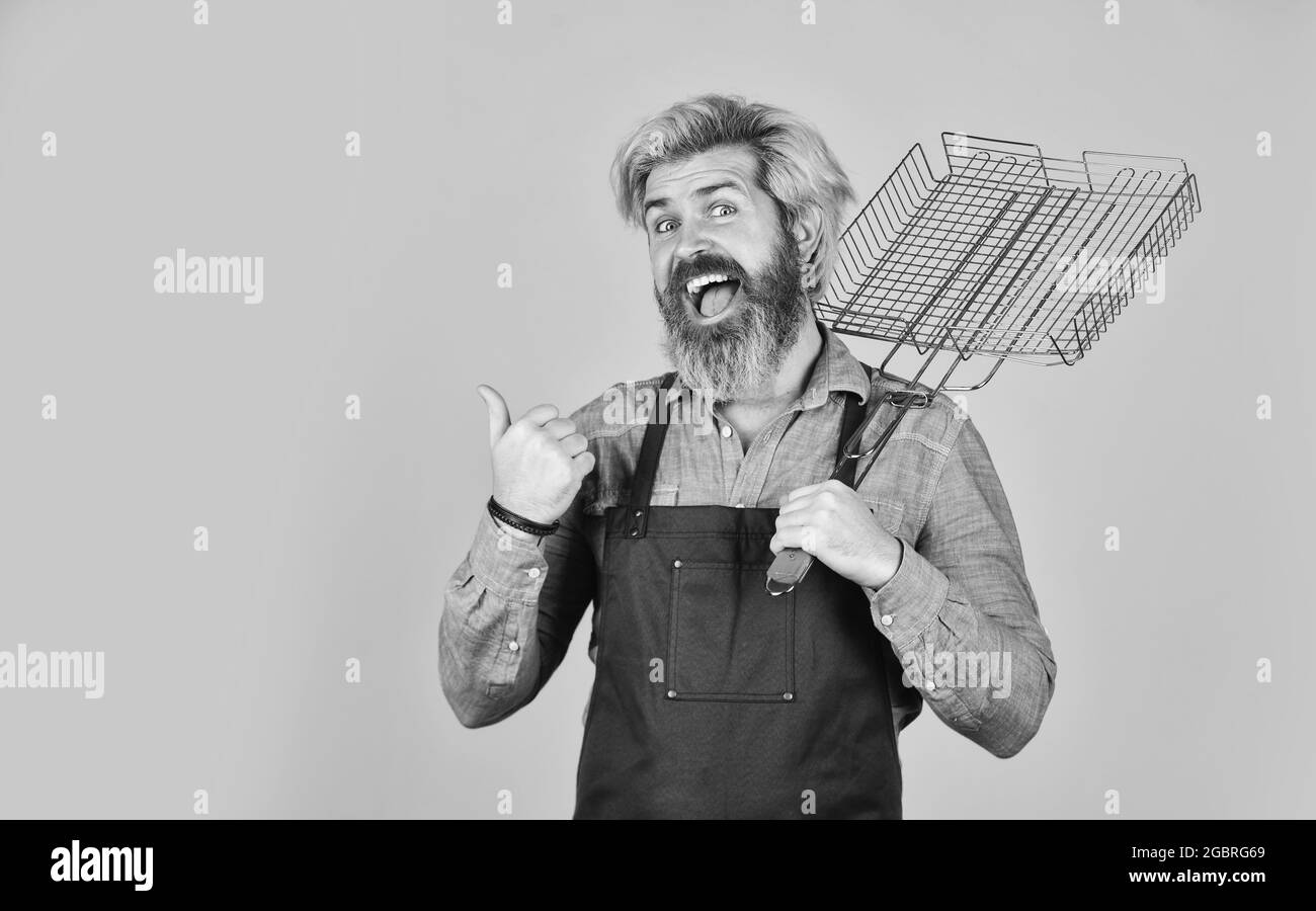 Le défi ultime de la cuisine. Préparer le dîner en famille. Utiliser des ustensiles de cuisine et divers produits. Chef cuisinier mature utiliser des ustensiles de cuisine pour le barbecue. Outils Banque D'Images