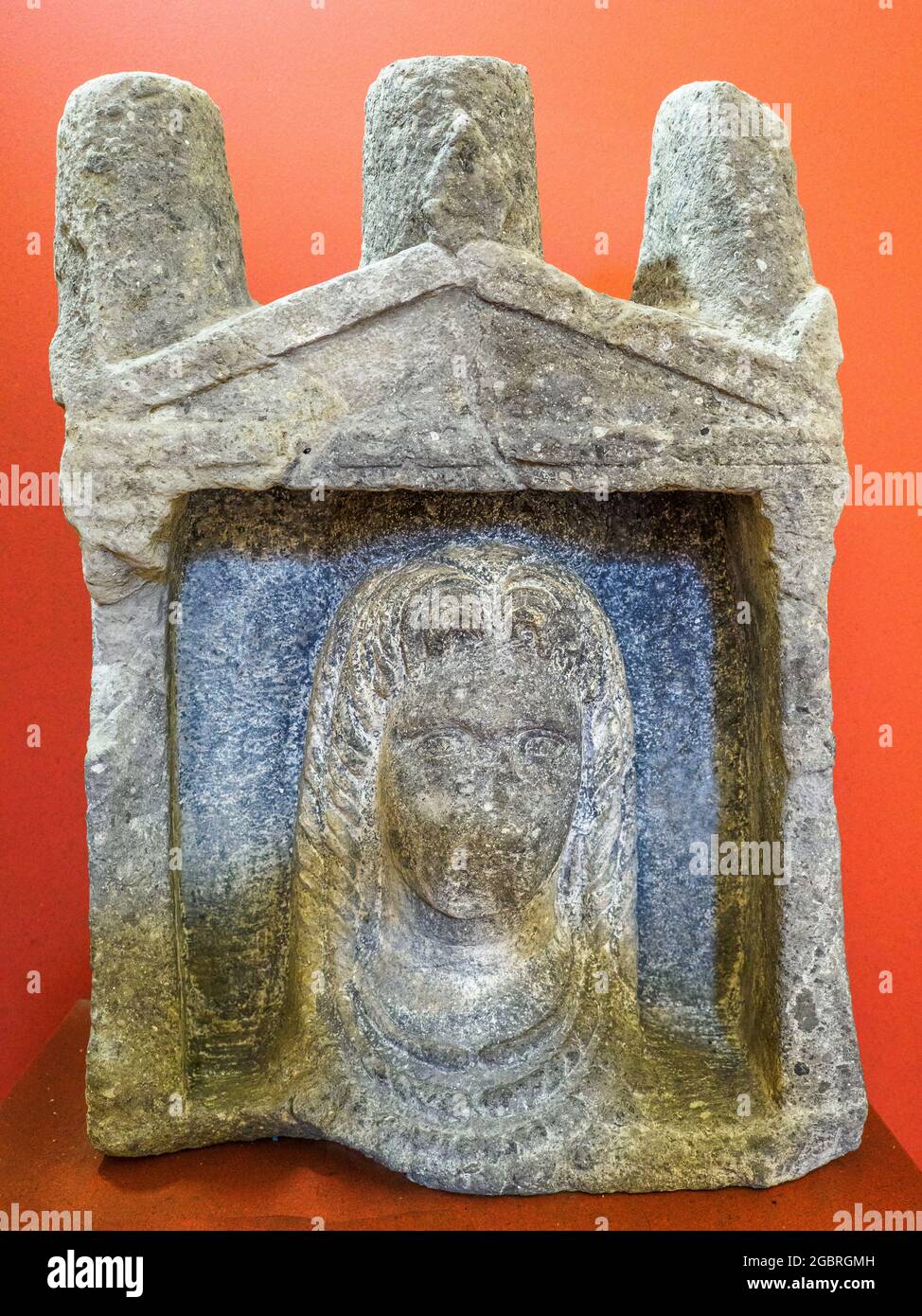 Stèle d'Aedicule avec tête femelle en haut relief (fin du 4ème siècle) - Musée archéologique national de Tarquinia, Italie Banque D'Images