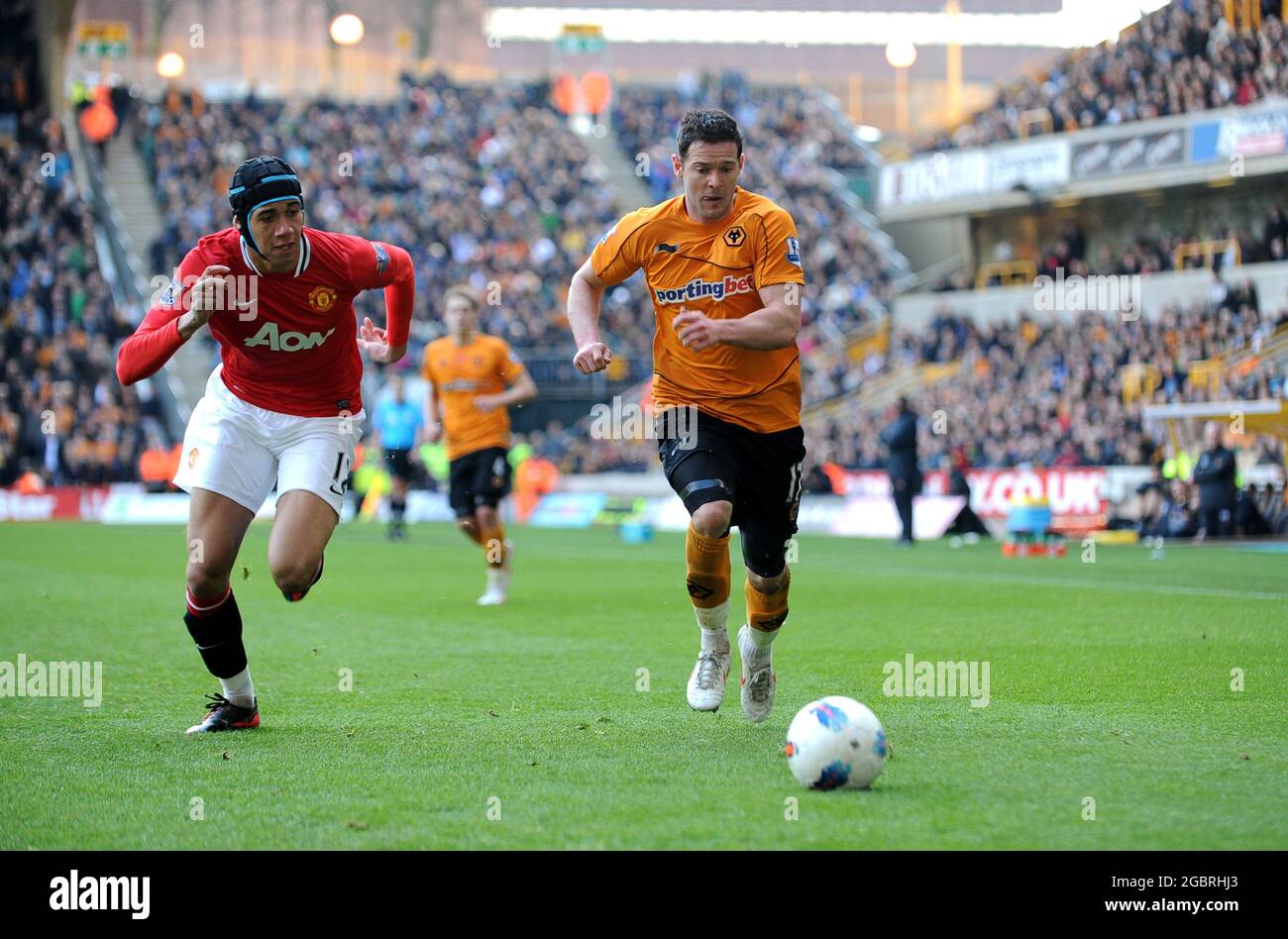 Matt Jarvis de Wolverhampton Wanderers et Chris Smalling de Manchester United. Wolverhampton Wanderers contre Manchester United, 18 mars 2012 Banque D'Images