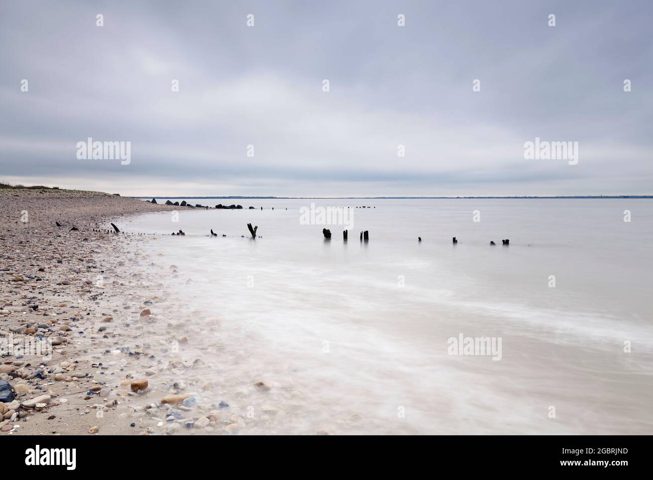 Baie et côte par une journée nuageuse à la mer près de Utah Beach Normandie France Banque D'Images