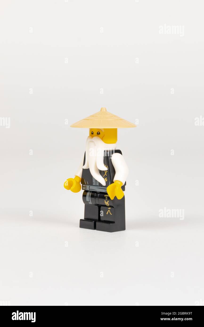 Ekaterinbourg. Russie. 04.08.2021. Jouet héros Maître Wu dans un kimono  noir et un chapeau de paille d'un ensemble de Lego ninjago sur fond blanc.  Gros plan. se Photo Stock - Alamy