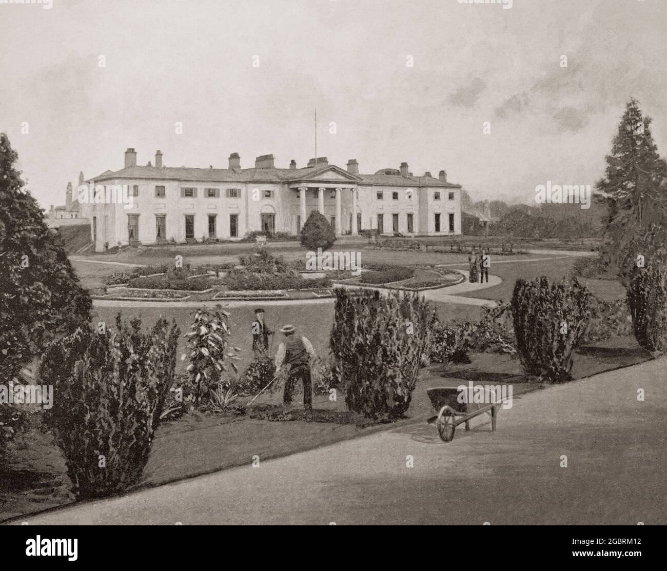 Vue de la fin du XIXe siècle de la Vice-Regal Lodge dans Phoenix Park de Dublin, en Irlande, avec un design crédité à l'architecte amateur Nathaniel Clements mais plus probablement guidé par des professionnels (John Wood of Bath, Sir Edward Lovett Pearce et Richard Castle) et achevé autour de 1751 à 1757. C'était sur le terrain en 1882, le Secrétaire en chef de l'Irlande, Lord Frederick Cavendish, et son sous-secrétaire, Thomas Henry Burke, ont été poignardé à mort avec des couteaux chirurgicaux tout en marchant jusqu'à la résidence depuis le château de Dublin. Un petit groupe insurgé, le Irish National Invincibles, en était responsable. Banque D'Images