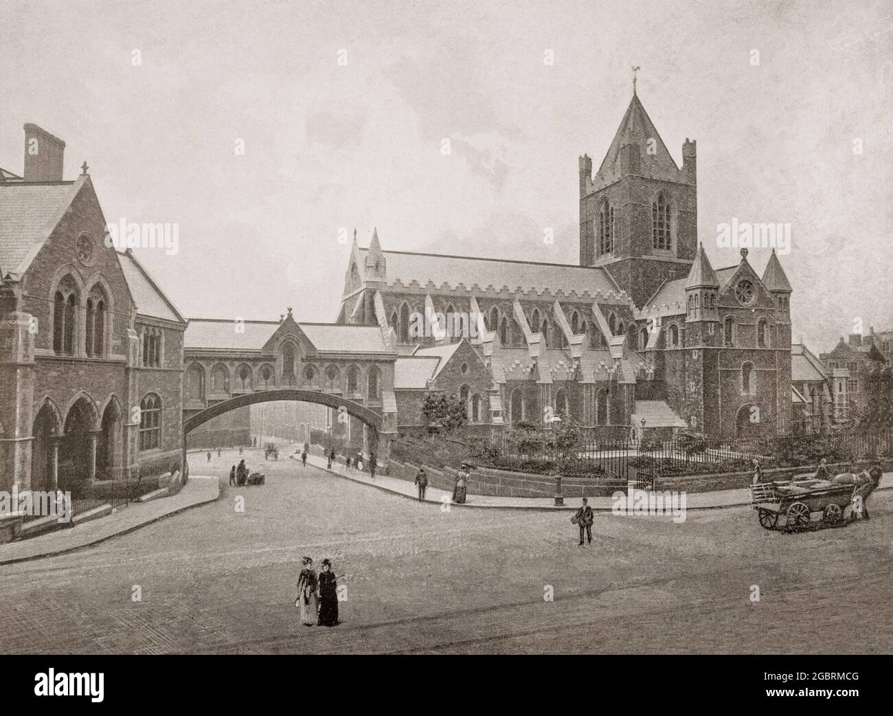 Une vue de la fin du XIXe siècle de la cathédrale Christ Church, alias la cathédrale de la Sainte Trinité à Dublin, en Irlande. La cathédrale a été fondée au début du XIe siècle sous le roi Viking Sitric, reconstruite en pierre à la fin du XIIe siècle par Strongbow. Après un effondrement partiel au XVIe siècle, il a été rénové et reconstruit de 1871 à 1878 par George Edmund Street, les contreforts volants ont été ajoutés avec le Synode Hall adjacent, relié à la cathédrale par l'emblématique passerelle couverte. Christ Church la cathédrale est du diocèse de Dublin et la cathédrale nationale de St Patrick. Banque D'Images