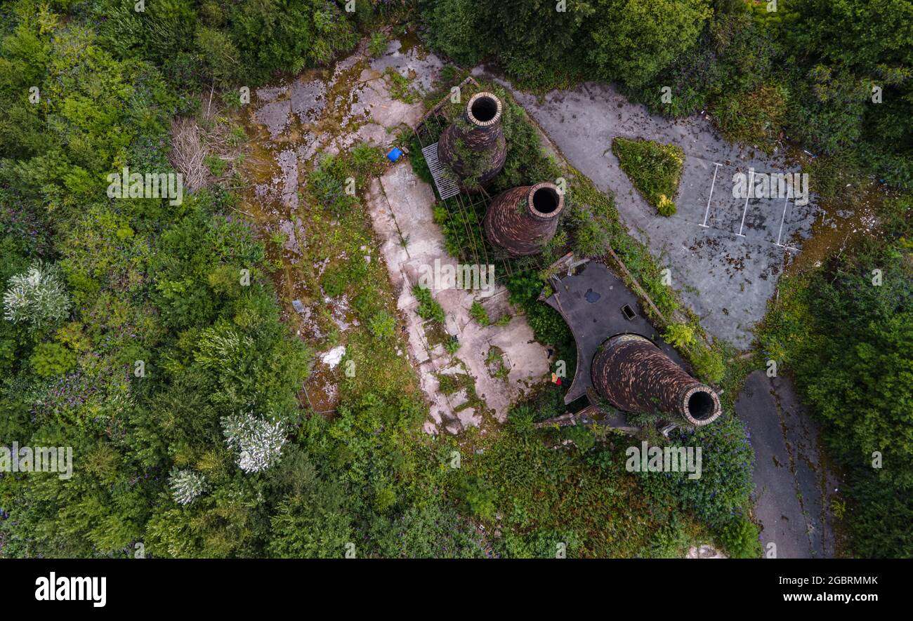 Vue aérienne de Burslem Inc Nouveau développement de logements et de cheminées de poterie disused plus Eglise Drone Staffordshire Angleterre Banque D'Images