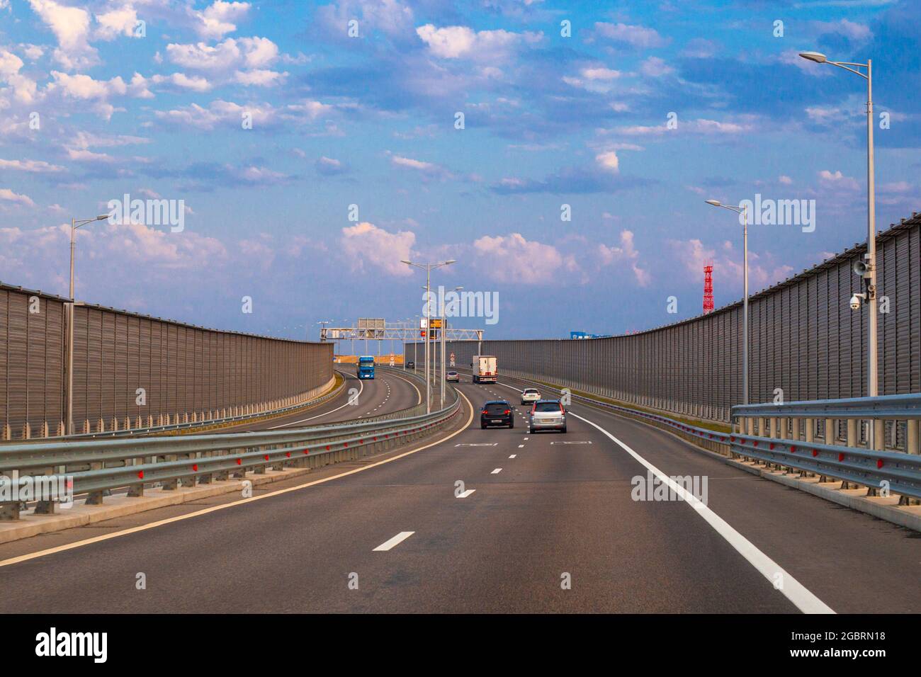 Les transports se déplacent le long d'une route avec des clôtures, la circulation sur le pont de Crimée Banque D'Images