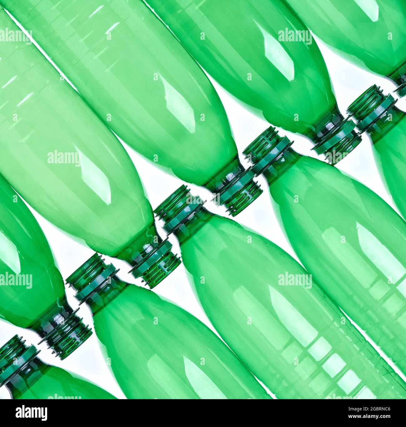 bouteille en plastique vide conteneur de recyclage transparent eau environnement boisson poubelle boisson verte Banque D'Images