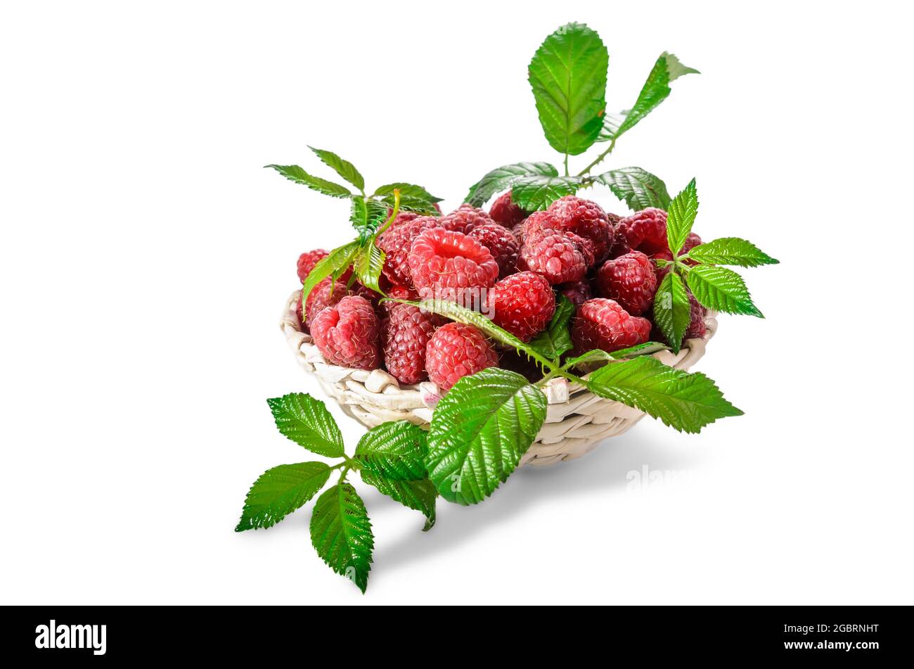 framboises mûres avec feuilles sur fond blanc et ombre molle Banque D'Images