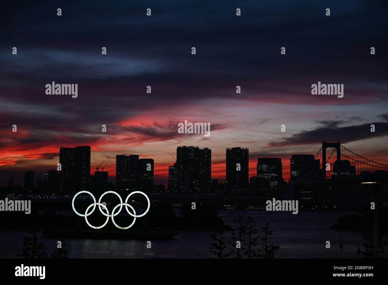 Tokio, Japon. 05 août 2021. Vue sur les anneaux olympiques et la ville. Credit: Swen Pfoertner/dpa/Alay Live News Banque D'Images