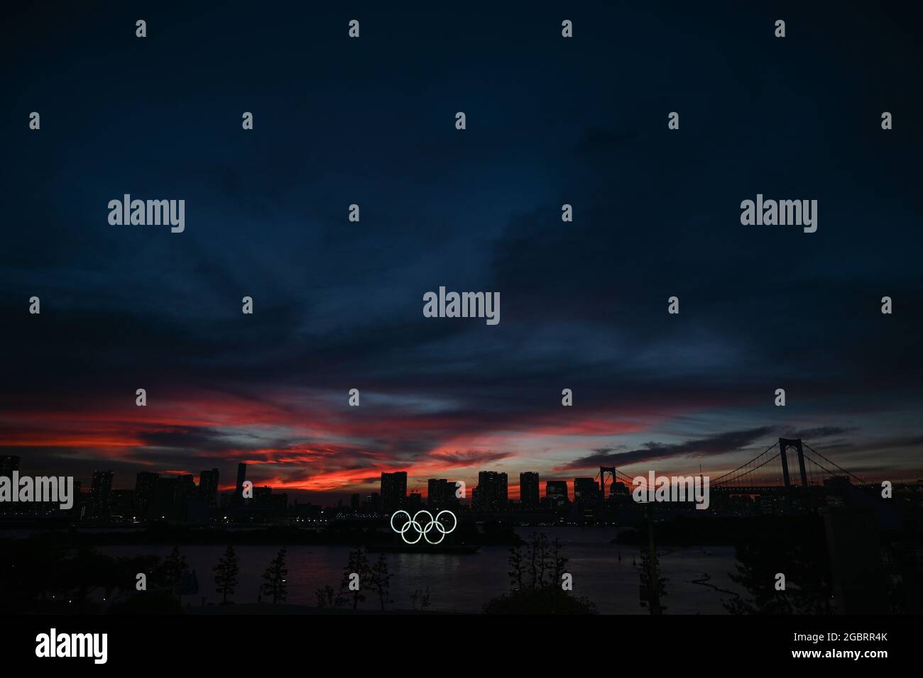 Tokio, Japon. 05 août 2021. Vue sur les anneaux olympiques et la ville. Credit: Swen Pfoertner/dpa/Alay Live News Banque D'Images