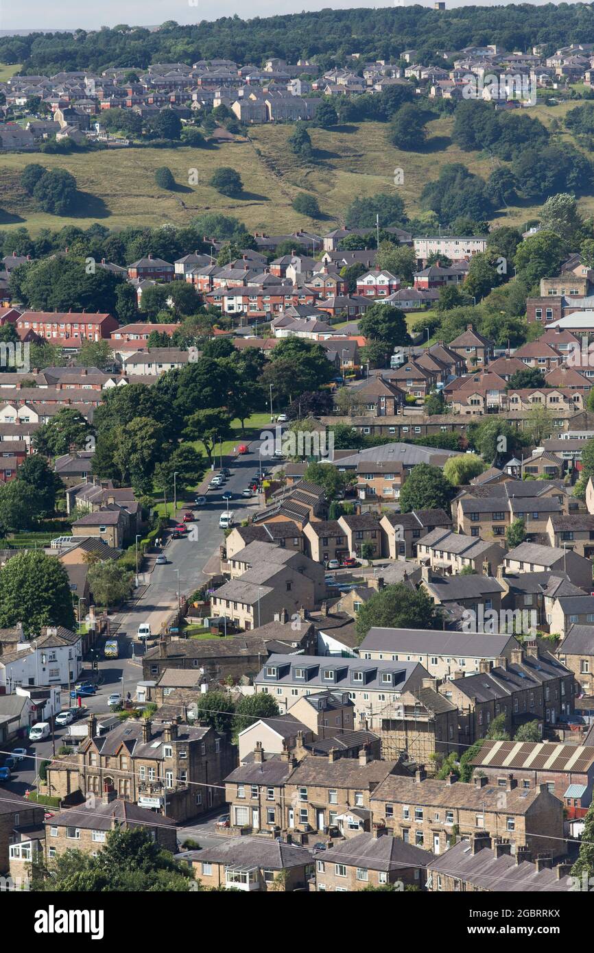 En regardant vers le bas sur les domaines du conseil à Halifax, West Yorkshire, Angleterre, Royaume-Uni. Banque D'Images