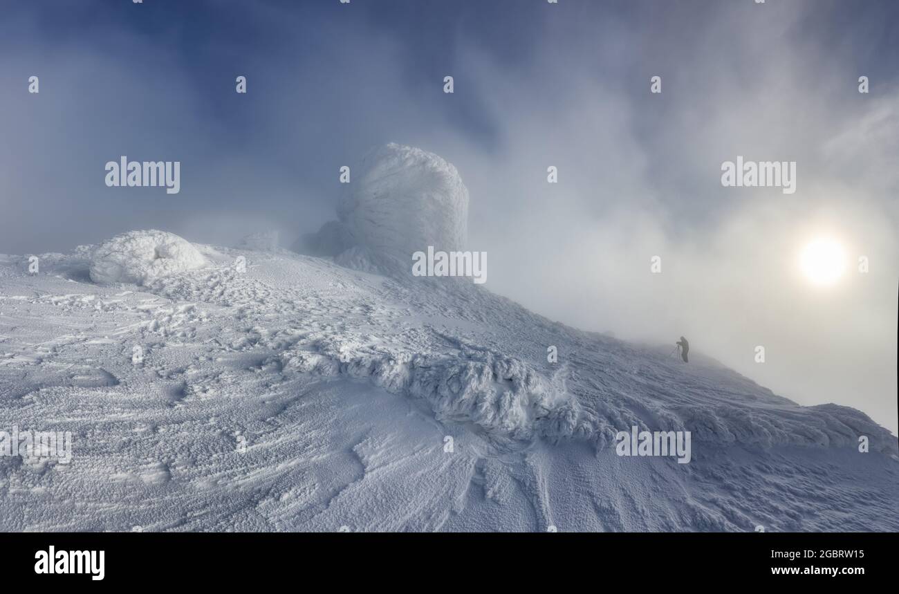 Vue panoramique sur l'ancien observatoire recouvert de neige texturée. Paysage d'hiver. Magnifique paysage de hautes montagnes et de ciel avec nuage. cov. Pelouse Banque D'Images