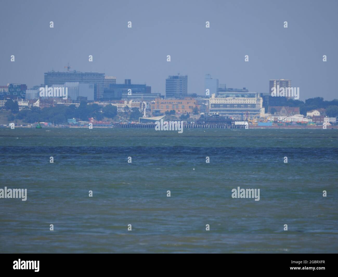 Sheerness, Kent, Royaume-Uni. 5 août 2021. Météo au Royaume-Uni : une journée ensoleillée et chaude à Sheerness, dans le Kent. Vue vers Southend sur Sea Pier. Crédit : James Bell/Alay Live News Banque D'Images