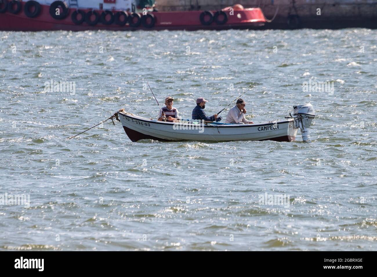 Huelva, Espagne - 3 août 2021 : pêcheurs à la ligne dans un bateau en bois Banque D'Images
