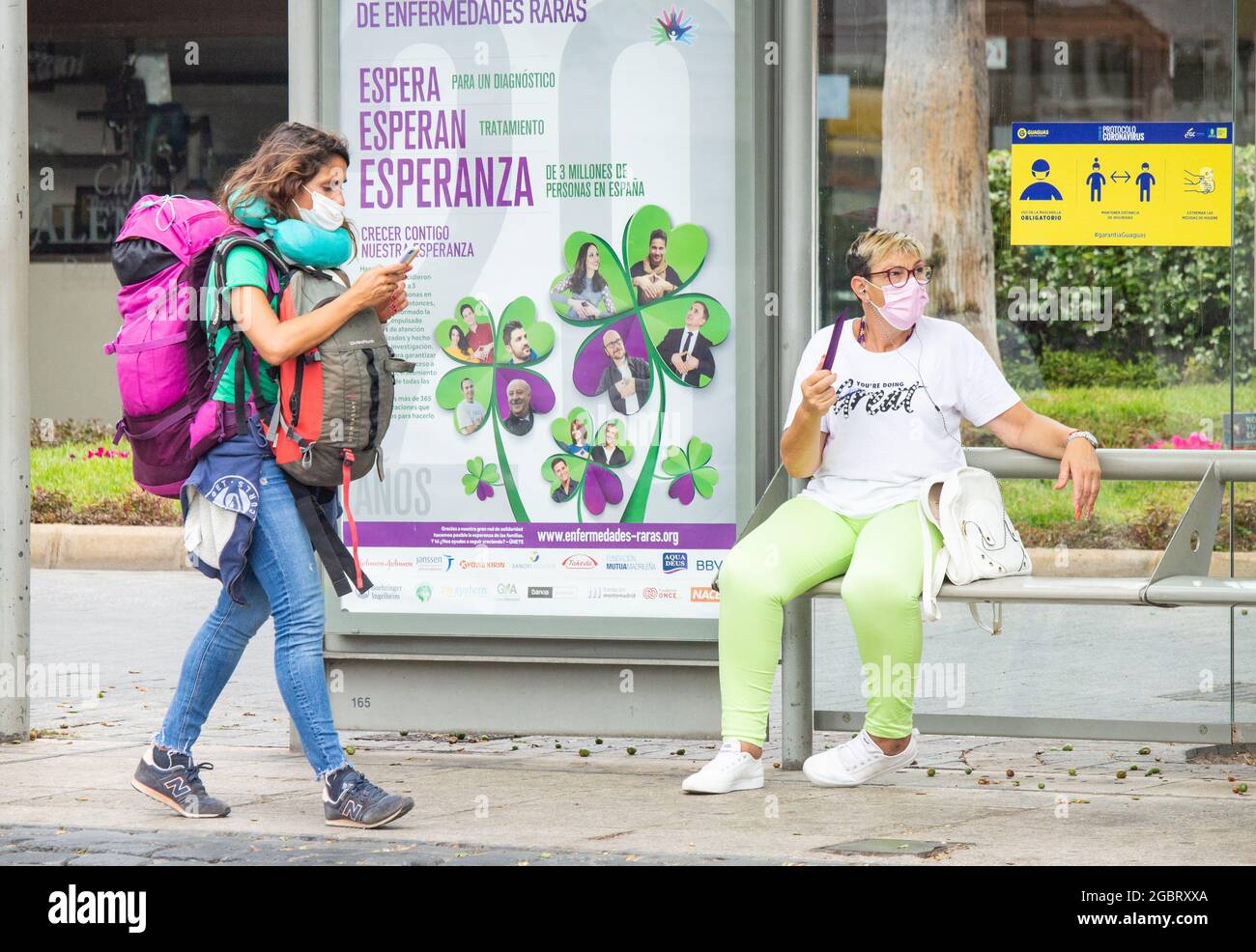 Las Palmas, Grande Canarie, Îles Canaries, Espagne. 5 août 2021. Touristes, de nombreux Britanniques, arrivant à Las Palmas sur la Grande Canarie, les îles Canaries ont vu un afflux important de touristes en provenance du Royaume-Uni depuis la levée des restrictions de voyage au Royaume-Uni le 19 juillet, en dépit de l'augmentation des cas Covid dans les Canaries. Crédit : Alan Dawson/Alay Live News. Banque D'Images