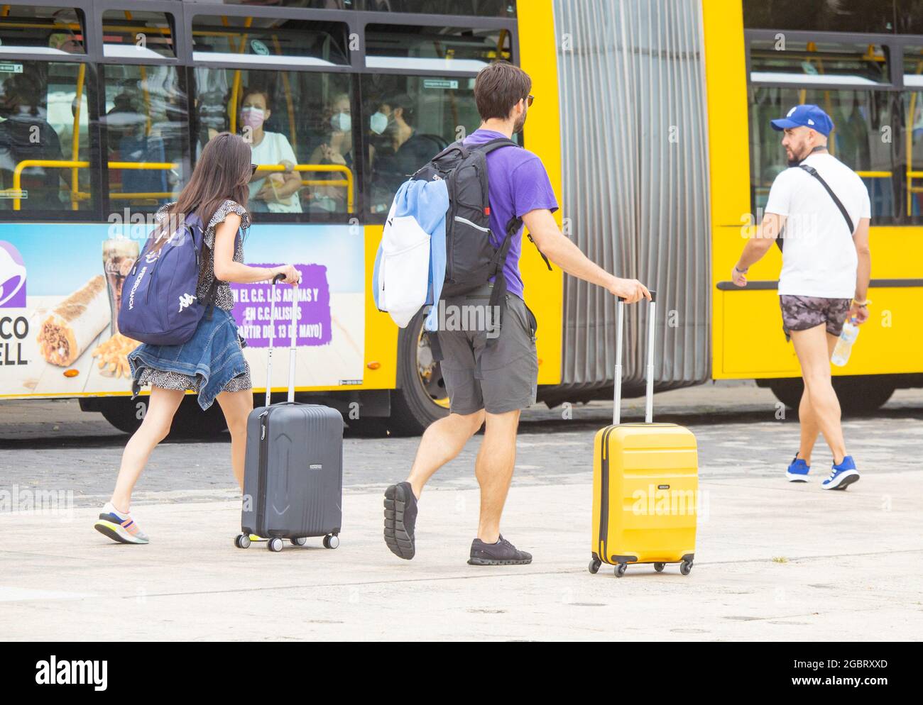 Las Palmas, Grande Canarie, Îles Canaries, Espagne. 5 août 2021. Touristes, de nombreux Britanniques, arrivant à Las Palmas sur la Grande Canarie, les îles Canaries ont vu un afflux important de touristes en provenance du Royaume-Uni depuis la levée des restrictions de voyage au Royaume-Uni le 19 juillet, en dépit de l'augmentation des cas Covid dans les Canaries. Crédit : Alan Dawson/Alay Live News. Banque D'Images