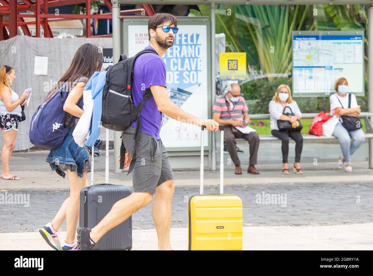 Las Palmas, Grande Canarie, Îles Canaries, Espagne. 5 août 2021. Touristes, de nombreux Britanniques, arrivant à Las Palmas sur la Grande Canarie, les îles Canaries ont vu un afflux important de touristes en provenance du Royaume-Uni depuis la levée des restrictions de voyage au Royaume-Uni le 19 juillet, en dépit de l'augmentation des cas Covid dans les Canaries. Crédit : Alan Dawson/Alay Live News. Banque D'Images