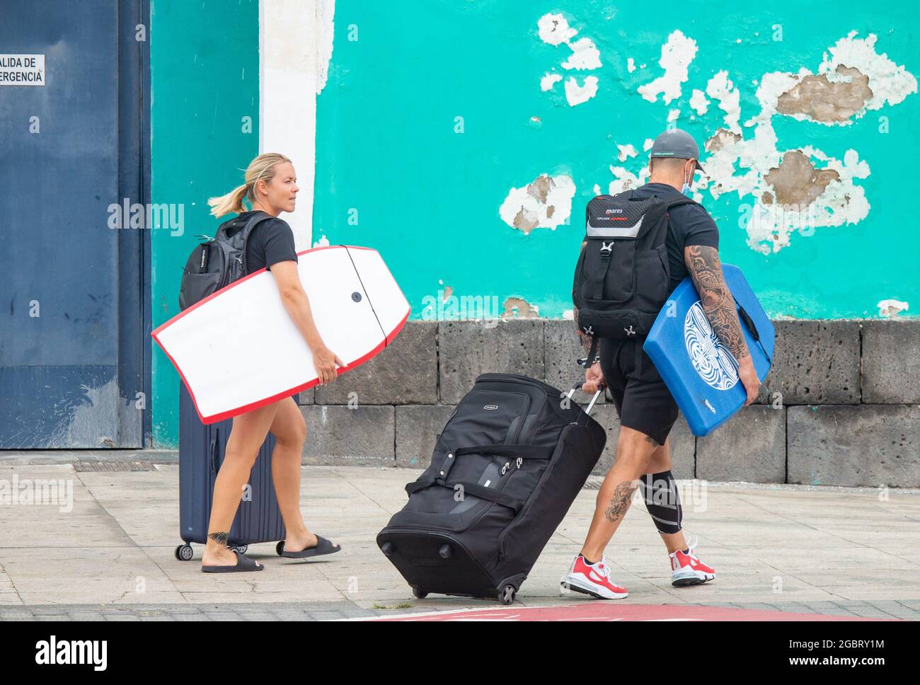 Las Palmas, Grande Canarie, Îles Canaries, Espagne. 5 août 2021. Touristes, de nombreux Britanniques, arrivant à Las Palmas sur la Grande Canarie, les îles Canaries ont vu un afflux important de touristes en provenance du Royaume-Uni depuis la levée des restrictions de voyage au Royaume-Uni le 19 juillet, en dépit de l'augmentation des cas Covid dans les Canaries. Crédit : Alan Dawson/Alay Live News. Banque D'Images