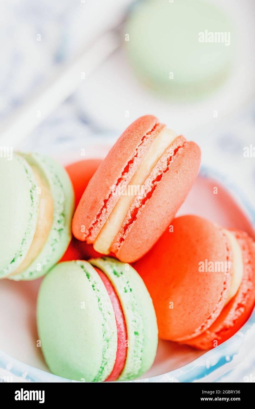 Macarons ou macarons vert et orange, espace copie, vue de dessus Banque D'Images