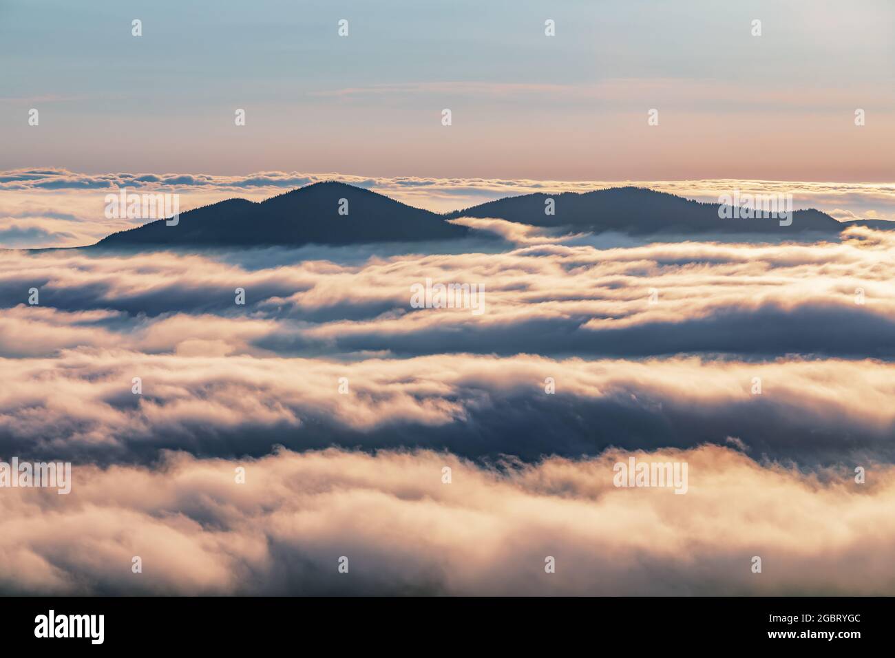 Une matinée sensationnelle avec du brouillard. Lever du soleil. Paysage avec hautes montagnes. La brume matinale. Lieu touristique. Paysage naturel. Banque D'Images
