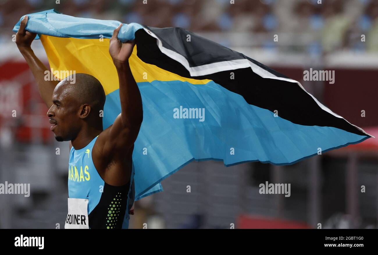 Tokyo, Japon. 05 août 2021. Steven Gardiner, des Bahamas, enonde son drapeau après avoir remporté la finale masculine du 400m en 43.85 au stade olympique lors des Jeux olympiques d'été de 2020 à Tokyo, au Japon, le jeudi 5 août 2021. Photo par Tasos Katopodis/UPI crédit: UPI/Alay Live News Banque D'Images