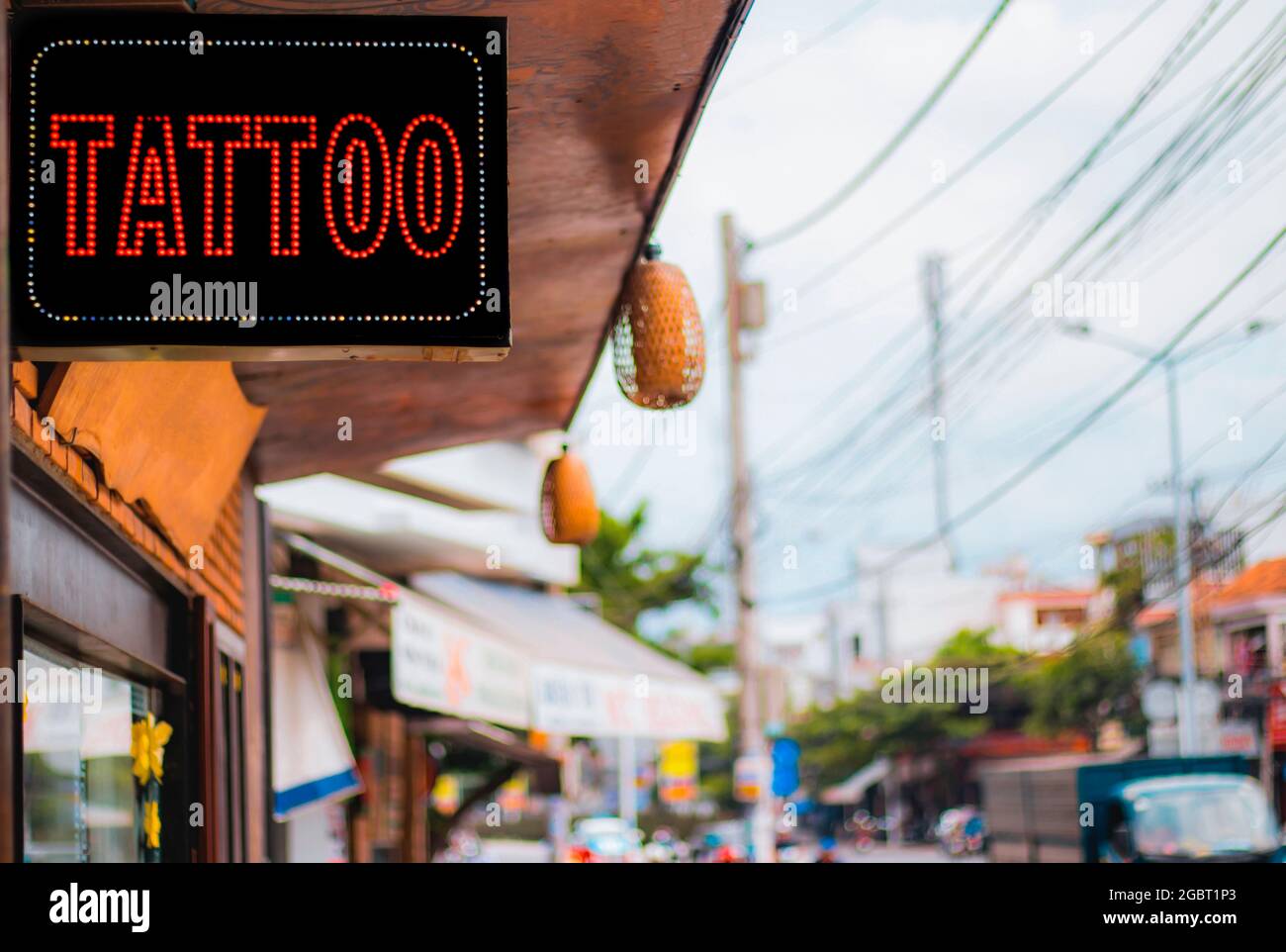 La visionneuse sur la rue de la ville avec le nom du service Tattoo Banque D'Images