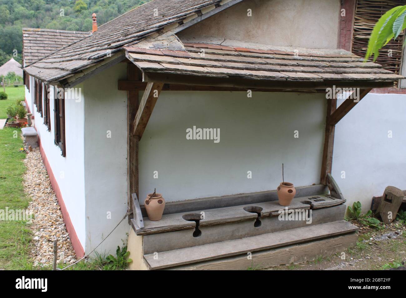 Ferme antique de Busser - toilettes romaines reconstruites Banque D'Images